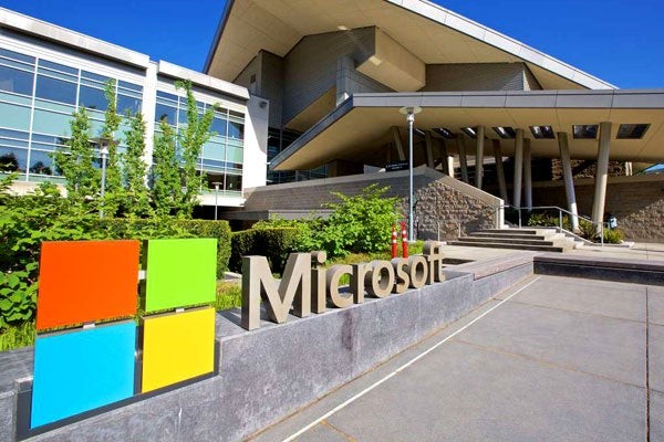 Microsoft pone límites al gasto en IA tras el caso de un empleado que gastó 28.000 dólares en 28 días