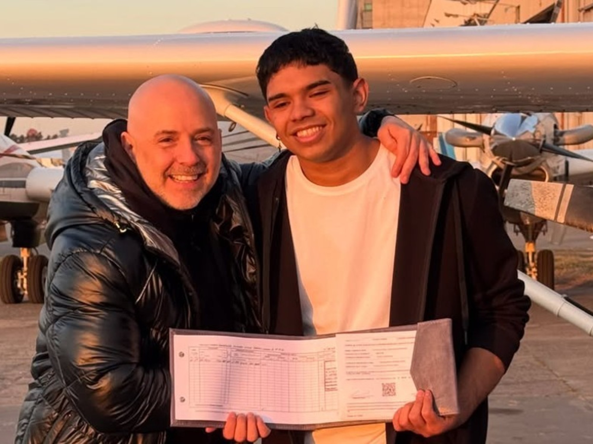 Un papá orgulloso: José María Muscari celebra que su hijo Lucio se recibió de piloto de avión