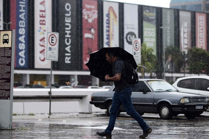 Chuva e vento forte atingem o Distrito Federal e colocam a capital em alerta