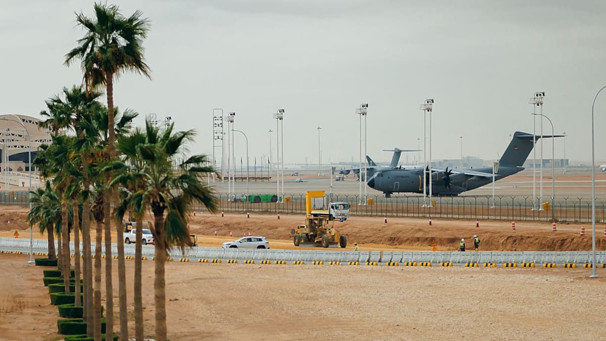 Riyadh Airport Suspends Operations After Houthi Missile Strike