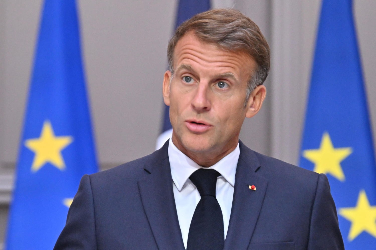 Macron face aux crises : une parole présidentielle sous haute tension