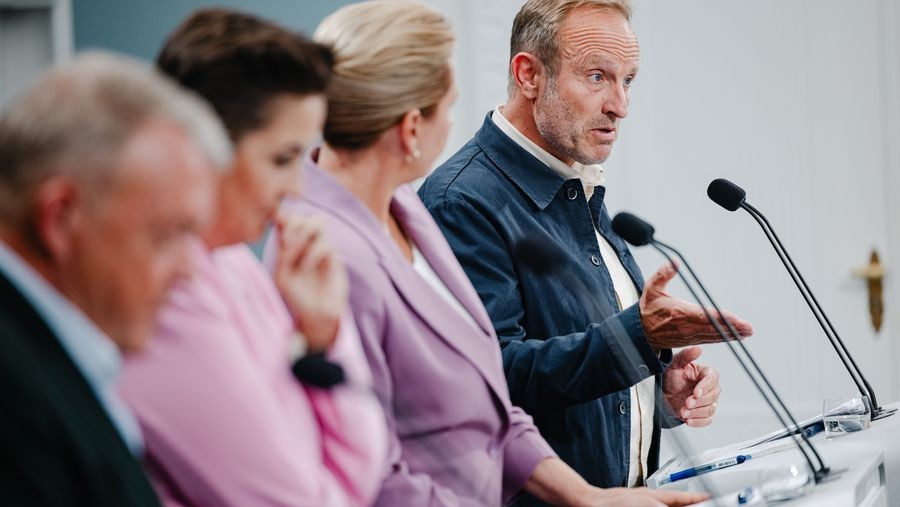 Radikale taber første slag: Tørklædeforbud afslører magtbalance i ny regering
