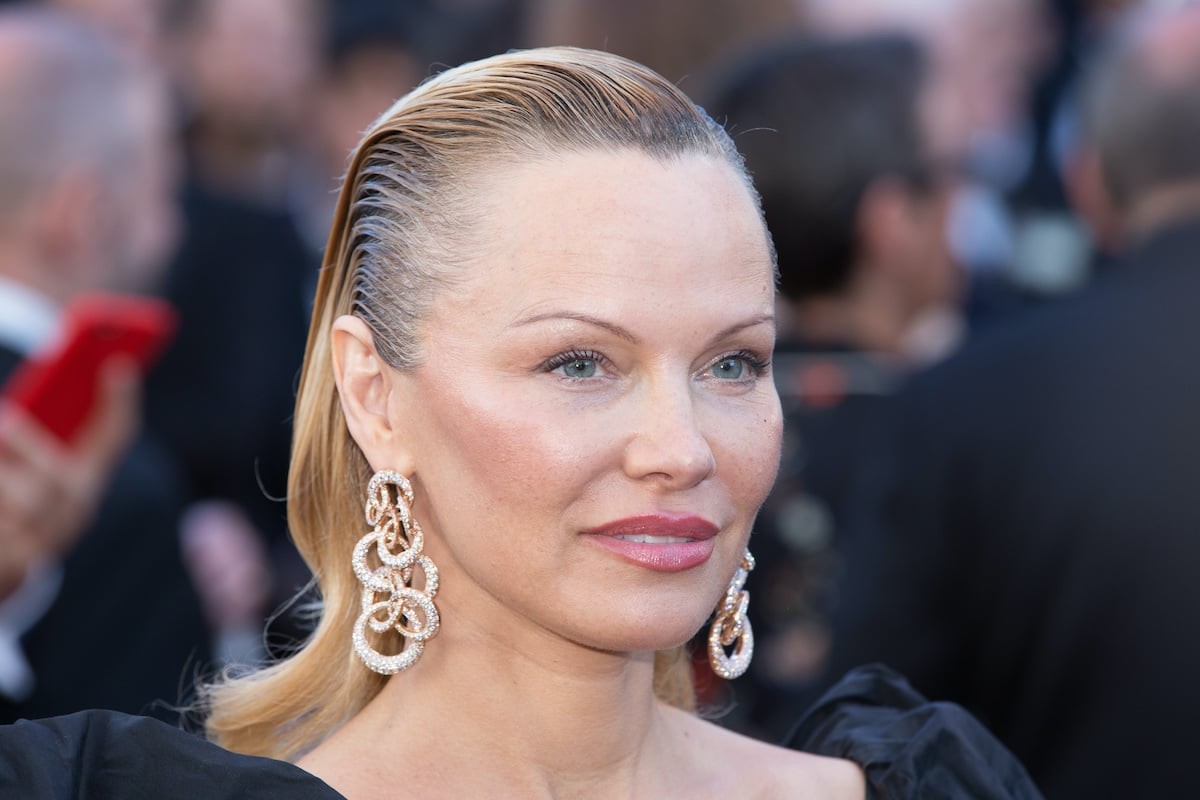 Beauté et souveraineté : Pamela Anderson, le maquillage comme acte de liberté