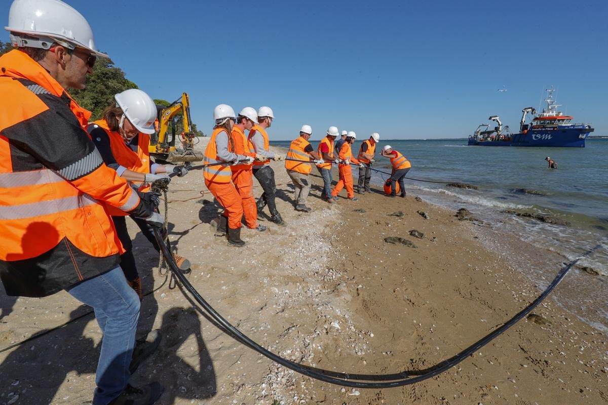 La fibre optique relie une île française au continent : un modèle pour le Cameroun ?