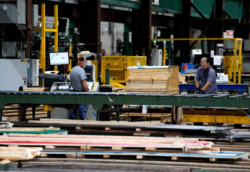 Tariff Backlash Reaches Iowa as Factory Layoffs Test GOP in Midterms